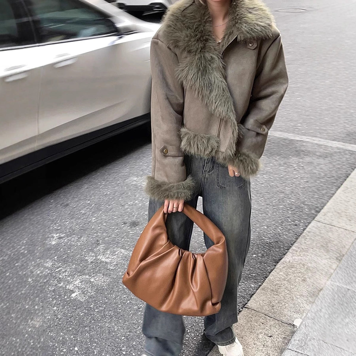 Veste courte en cuir et fourrure doublée de daim