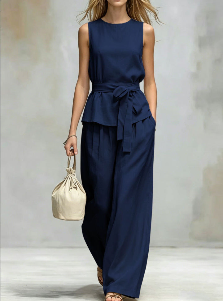 Ensemble avec top sans manches à lacets et pantalon assorti