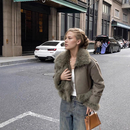 Veste courte  en cuir et fourrure doublée de daim