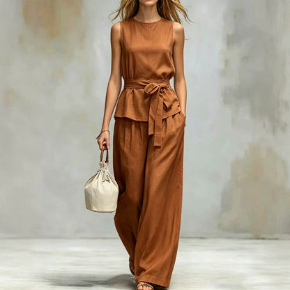 Ensemble avec top sans manches à lacets et pantalon assorti