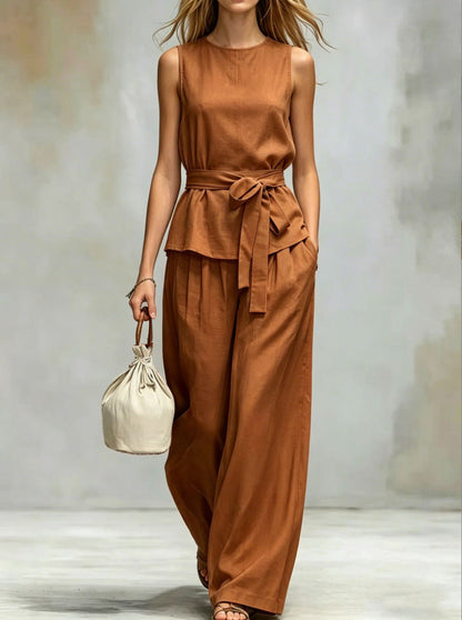 Ensemble avec top sans manches à lacets et pantalon assorti