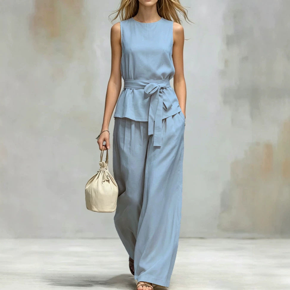 Ensemble avec top sans manches à lacets et pantalon assorti