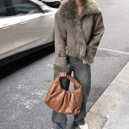 Veste courte  en cuir et fourrure doublée de daim